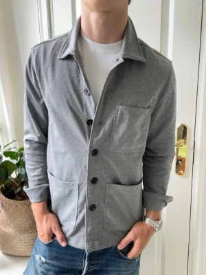Studio total overshirt  - Studio total overshirt, Inga defekter! Modellen i bilderna är 180 cm 75 kg och bär Storlek M , Kom med frågor! 🌟 (Kan gå ned i pris vid köp av paket 😉) 