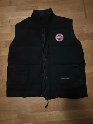 Canada goose vest  - Säljer en Canada goose väst i fint skick Västen är i storlek L