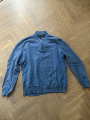 Massimo dutti quarter zip - Quarter zip från Massimo Dutti i bomull och ullblandning. Passar storlek S. Lite tecken på användning kring kragen men det är inget jag tänkt på innan jag lade ut den.