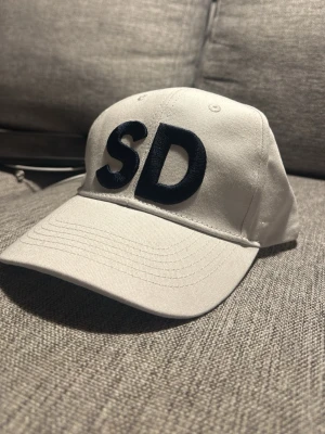 SD keps - As get SD keps som använts i en halv dag, så alltså extremt bra skick!! Säljer pågrund av övergödning av kepsar hemma och den får tyvärr gå bort❤️. Kom pm för frågor