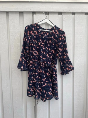 Mörkblå kortklänning med flamingos - Mörkblå byxdress med rosa flamingos