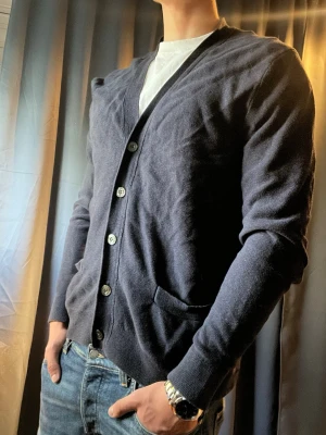 Abercrombie & Fitch - Vintage Cardigan  - Abercrombie & Fitch cardigan, Inga defekter! Modellen i bilderna är 185 cm 74kg och bär Storlek M , Kom med frågor! 🌟 (Kan gå ned i pris vid köp av paket 😉)  Fraktas inom 24h 🚚