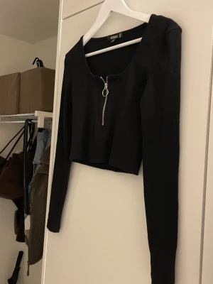 Långärmad top - Den är croppad, ca till naveln. Köpt på Nelly i märket missguided