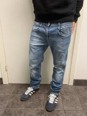 Replay Anbass jeans - Feta Replay Anbass jeans i storlek 32/32. Mycket bra skick. A=39CM B=102CM C=16CM. Modellen är 173cm, 64kg. Pris kan diskuteras!!