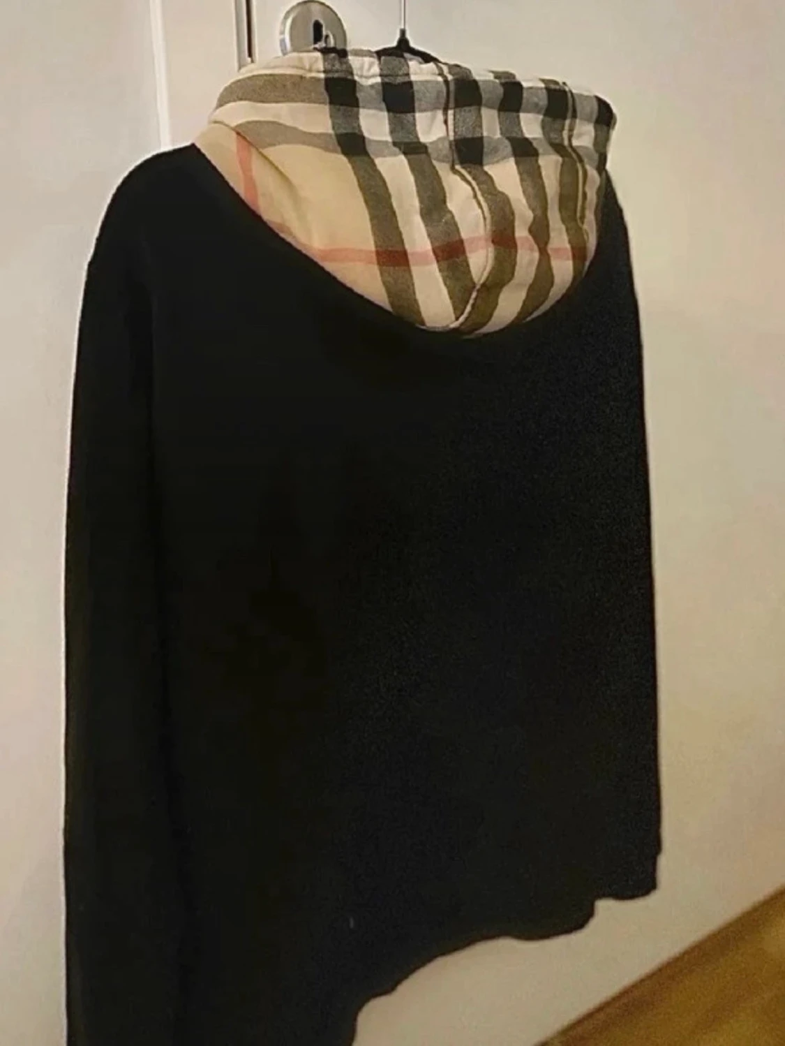 Svart hoodie med mönstrad huva - 1