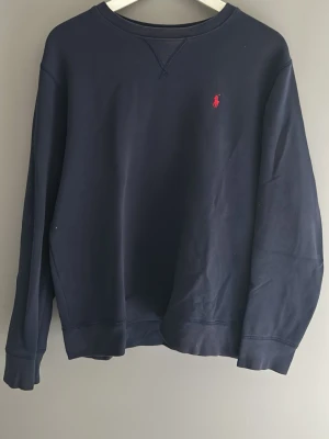 Ralph lauren tröja.  - En mörkblå Ralph lauren tröja. Inte använd mycket. Storlek Xl barn samma som S. 