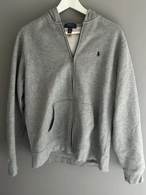 Ralph lauren zip - En fin Ralph lauren zip. Grå storlek xl barn. Samma som S. Använd en gång. 