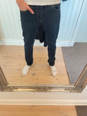 Slimfit Lee jeans - Extremt snygga Lee jeans i modellen Luke. Guldiga sömmar som ger en riktigt cool look. Potential för riktigt snygga fades! Modellen är 183, storlek 29/32. Hör av er vid funderingar!