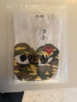 Comme des Garçons Play camo t-shirt - Ny cdg t-shit, passar både till tjejer och killar. Skriv o fråga för mer bilder väldigt aktiv och fraktar snabbt👍