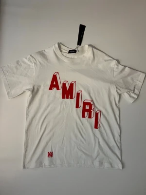 Amiri Tshirt Red Text - Aldrig använd ✔️, Storlek M ✔️, Kommer med tags 🏷, Skickas inom 1 dag 🚀, kontakta gärna för mer info ☺️