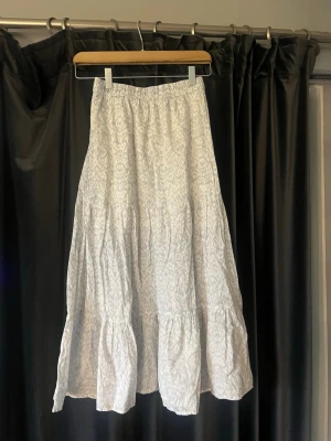 Ljusblå mönstrad långkjol Lindex - Långkjol från Lindex i storlek 152. Kjolen är vit med ljusblå blommor. Nypris ca 300kr❣️