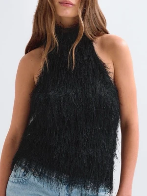 Svart ärmlös fjädertopp - Snygg svart topp med hög hals och ärmlös design. Toppen har en unik fjäderliknande textur som ger en cool och trendig look. Perfekt att styla med jeans eller kjol för en extra touch till outfiten.