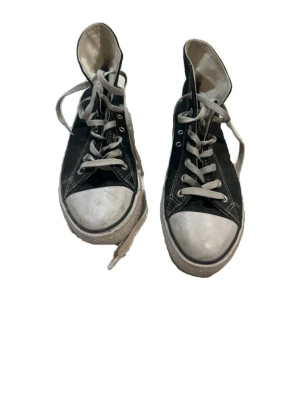 Svarta sneakers converse-style - Klassiska svarta sneakers med vita gummisulor och snören. Liknar converse.