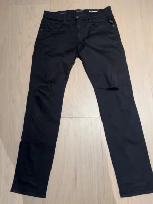 Svarta Replay - Snygga svarta slim fit jeans med klassisk femficksdesign och raka ben. 