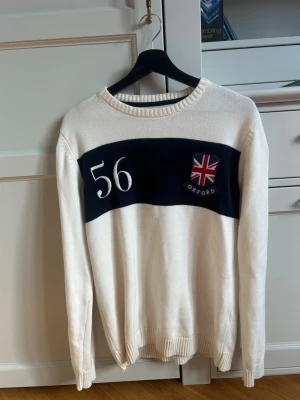 Vit Oxford tröja - Säljer denna vita Oxford tröja i st M. Tröja från Selected homme i vit och blå. Hör gärna av er vid frågor!
