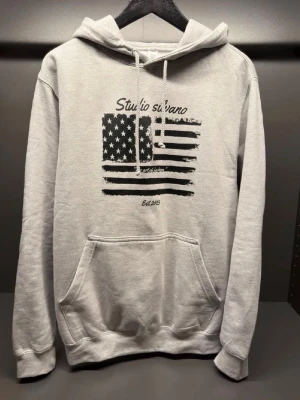 Studio Silvano hoodie S - Säljer nu denna otroligt snygga och sköna Studio Silvano hoodie.Helt ny . Storlek S. Passar ca 175-182cm. Fast pris. Köp gärna med ”köp nu” knappen !