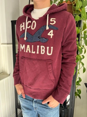 Hollister Malibu hoodie - En rikigt schysst hoodie nu till hösten som passar till allt och är stilren. Det är en hollister Malibu hoodie som är väldigt populärt nu! Storlek m