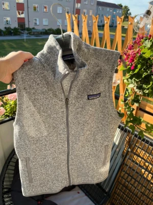 Patagonia väst - Hej, säljer min äkta patagonia väst i size M. Skick 8/10. Nypris 1699kr, sälja för 749kr. Perfekt till hösten 