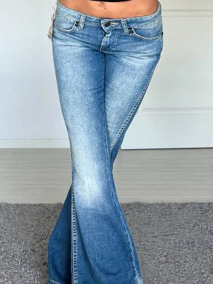 Wrangler jeans - Midjemått: 36cm rakt över, innerbenslängd: 85cm 💗 lappar kvar