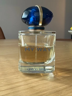 My Way parfym från Giorgio Armani - Elegant parfymflaska i glas med blått och guldigt lock. Doften har fräscha toppnoter av apelsinblomma och bergamott, hjärtnoter av tuberos och indisk jasmin samt basnoter av madagaskarvanilj och vit mysk. Perfekt för dig som gillar blommiga och fräscha dofter. 50ml flaska men ca hälften kvar.