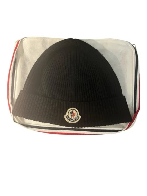 Moncler mössa - Moncler mössa – komplett set  • Äkta Moncler • Mycket fint skick • Säljs komplett med alla tillbehör som medföljer • Stilren och exklusiv modell • Väl omhändertagen • Inga större defekter • Perfekt för höst och vinter  En riktigt fin Moncler-mössa som ger en exklusiv och stilren look. Säljs komplett med tillbehör. Skickas inom 24 timmar!😊