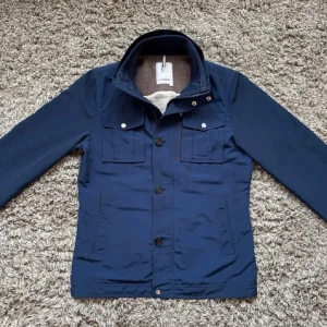 J Lindberg Field Jacket  - Säljer denna riktigt feta j Lindeberg field jacketen!⭐️Skick : 9,5/10!🙌Storlek L!⭐️NYPRIS = 4000kr! Hör gärna av er om ni har funderingar!👍