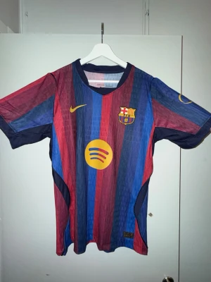 FC Barcelona matchtröja Nike - Säljer en FC Barcelona matchtröja, INTE äkta men ser bra ut. Den är i storlek L men är liten i storlek.