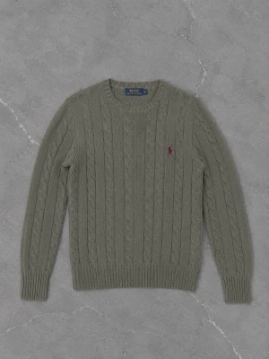 Olivgrön kabelstickad tröja Polo Ralph Lauren - Snygg olivgrön kabelstickad tröja från Polo Ralph Lauren med rund halsringning och klassisk röd logga broderad på bröstet. 