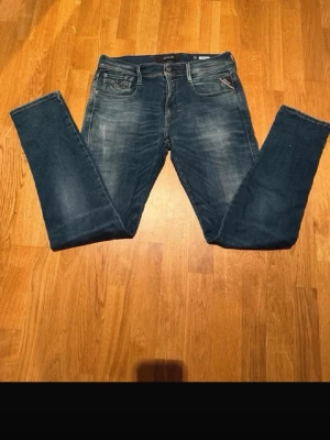 Replay Anbass Jeans - Säljer ett par snygga replay anbass jeans i mörkblå med några fina slitningar. Storlek 32/32 hör av er vid minsta lilla. 😊