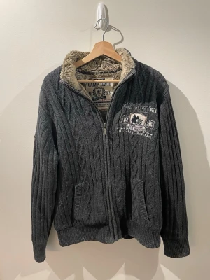 Fodrad Camp David tröja - Detta är en väldigt fin vintage fodrad tröja med zip extremt skön och varm perfekt till vintern. Är i L och passar så.