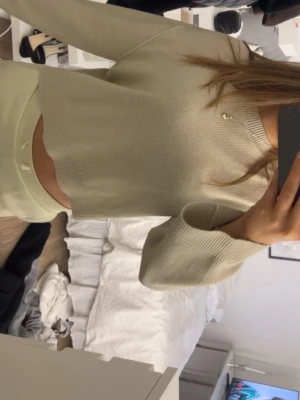 Beige croppad stickad tröja - Snygg croppad stickad tröja i beige med rund halsringning och långa ärmar. Tröjan är perfekt att ha en mysig höstdag🍂💕