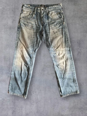 Jack & Jones Loose Fit/Boxy Jeans Blue Wash - Jack & Jones jeans i storlek W33/L30. Passform: Loose Fit/Boxy. Snygg blue wash färg!    Mått📏 (finns även på bild) • Midja: 42 cm • Ytterbensmått: 96 cm • Innerbensmått: 71 cm • Lårvidd: 28 cm • Fotvidd: 21 cm