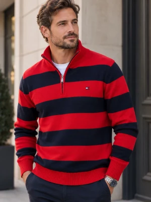Tommy Hilfiger randig half-zip tröja röd & marinblå - Klassisk Tommy Hilfiger-tröja i rött och marinblått med breda ränder. Snygg modell med hög ribbad krage och kort dragkedja framtill. Broderad Tommy Hilfiger-logga på bröstet.  Bekväm och tidlös modell i klassisk preppy/college-stil. Perfekt till jeans eller chinos under höst och vinter.  Fint begagnat skick.