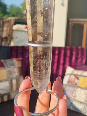 13 sidig kristall vogel I Rökkvarts  - 13 sidig Rökkvarts vogel på ställ. I topp kvalitet från Brasilien.   Vikt 150 gram  Längd 13,5 cm
