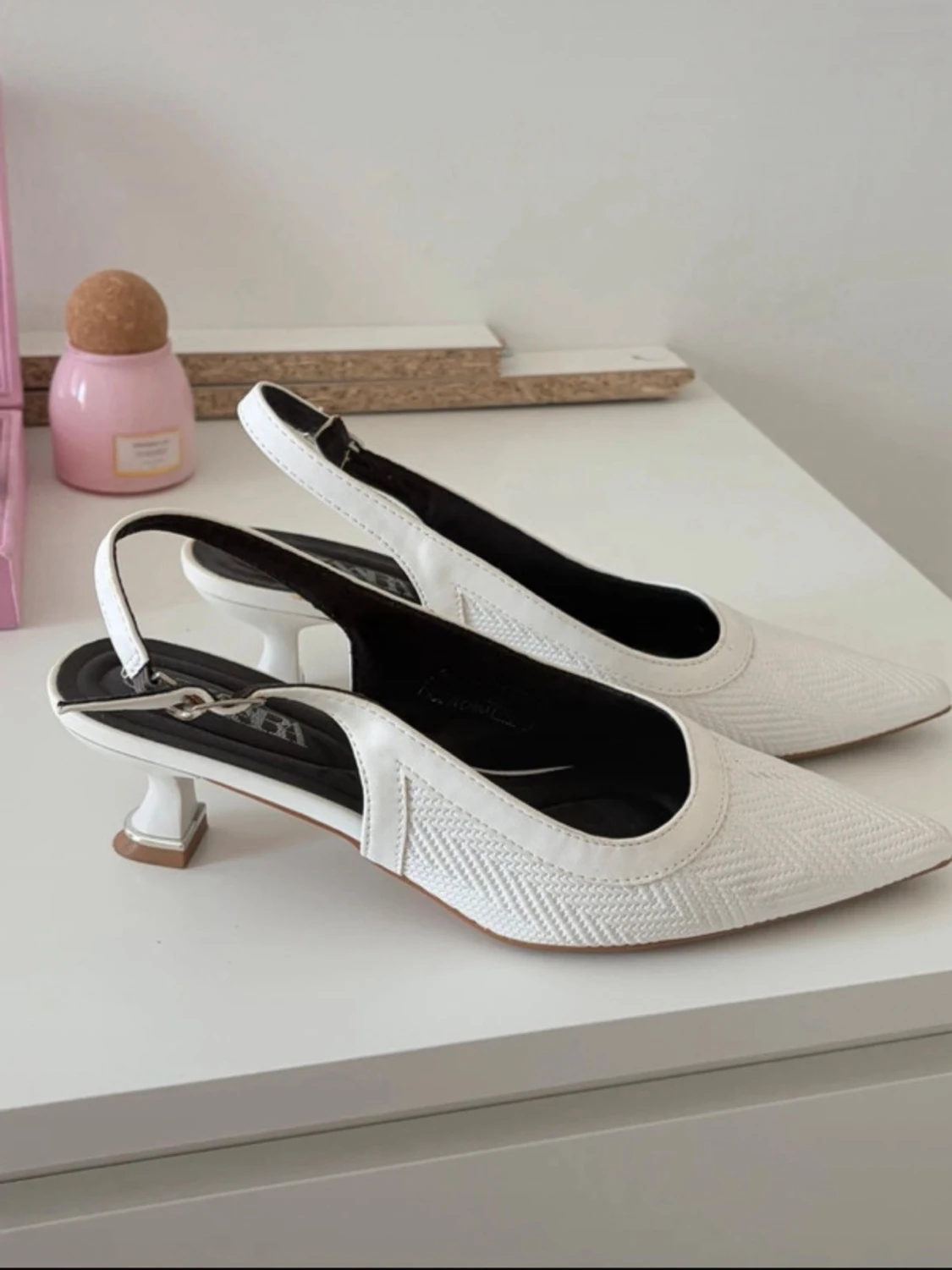 Vita slingback-pumps med låg klack