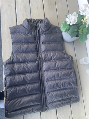 Mörkgrå dunväst med dragkedja - [Snygg väst som är nästan i nyskick, inga slitage] [Storlek 170] bara 175kr] hör av dig vid frågor eller funderingar!!!