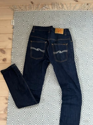 Nudie jeans - Ett par riktigt feta jeans från nudie I slim fit, storlek w29. Med snygg mörkblå färg, Perfekt grund om du vill göra en fet tvätt på dem, bra nu till kyligare dagar. Kan gå ner i pris och byten är intressant. Mycket bra skick, kontakta gärna om frågor!