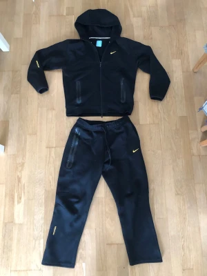 Nike Nocta Tech Fleece - Säljer min nike nocta tech fleece i svart färg storlek L, har använts i några veckor fortfarande i jätte bra kondition ser ut som det nästa helt nytt. Skriv vid frågor eller intresse.