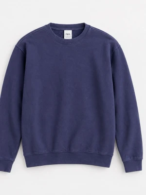 Mörkblå sweatshirt från Zara - En stilren mörkblå sweatshirt från Zara med rund halsringning och ribbade muddar vid ärmslut och nederkant. Tillverkad i mjukt bomullsmaterial som känns skönt mot huden. Perfekt för en avslappnad och enkel look.
