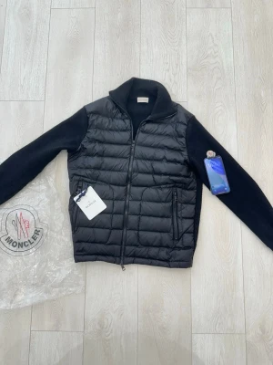 Moncler cardigan  - Helt ny moncler cardigan i storlek L finns nu inne i lager, denna jacka är både för hösten och vintern, riktig skön jacka i storlek L.