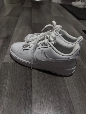 Nike vita Air Force 1 sneakers - Klassiska vita Nike Air Force 1 sneakers i läder. Säljer då dom inte kommit till användning, så är alltså helt oanvända men orignalförpackning och prislapp finns ej kvar!🫶🏻
