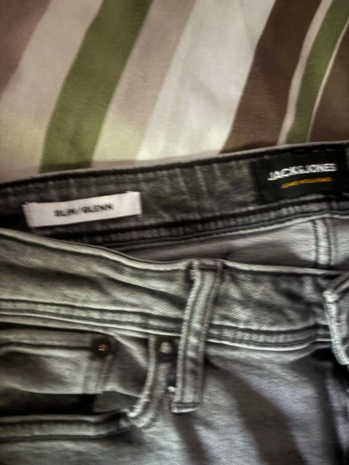 Grå slitna slim fit jeans från Jack & Jones  - 3