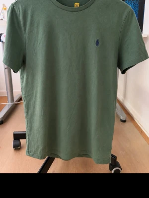 Ralph Lauren tshirt - Enkel grön t-shirt i mjuk bomull med rund halsringning och korta ärmar. Perfekt till jeans eller shorts för en avslappnad look. Slim-fit passform