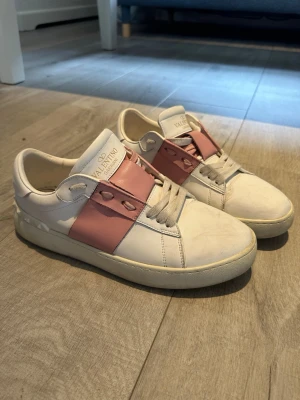 Valentino vita och rosa sneakers - Smutsiga på bild