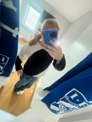 Snygg tröja från Gina  - Marinblå o vita diagonaler, stickad tröja 