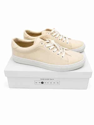 Beige canvas sneakers helt ny med kartong - strl 40 - Stilrena beige sneakers i canvas med vita snören och vit gummisula. Klassisk låg modell med enkel design och metallöljetter. Perfekta för en clean och avslappnad look. Helt ny med kartong. Ordinariepris: 1300 kr.