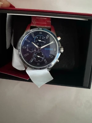 Hugo boss  klocka  - Stilren klocka från Hugo med svart urtavla, silverfärgade detaljer och flera små urtavlor.  Köpt för 2690 kronor! Kommer med original förpackning och samma låda den skickades med! 