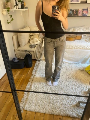 Grå baggy jeans - Säljer ett par grå, baggy jeans med låg- medelhög midja. Har använts få gånger och är i mycket bra skick. Köpta från Lager 157.
