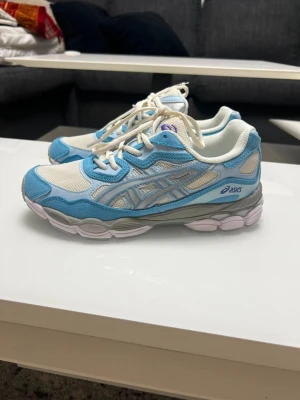 Asics nyc gel blue  - Dessa skor är helt nya. Har inte använts en ända gång men saknar bara själva lådan.