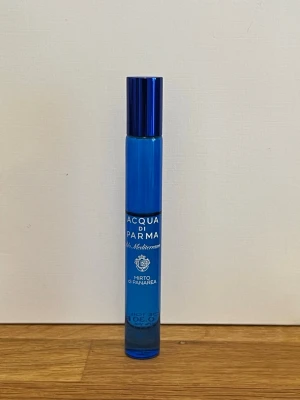 Acqua di Parma Mirto di Panarea parfym - Fräsch parfym från Acqua di Parma i serien Blu Mediterraneo, doften Mirto di Panarea EdT. Roll on. Ca 6,5 ml kvar. 